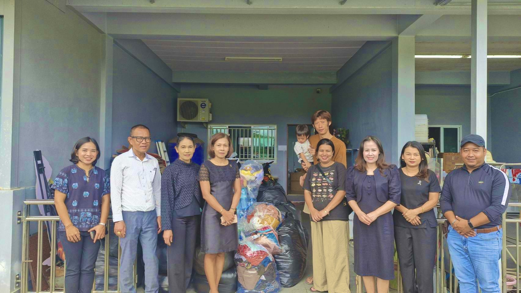 พช.พัทลุง ผนึกกำลังภาคเอกชน ส่งมอบเสื้อผ้าผ่านค่ายเสนาณรงค์ ช่วยเหลือผู้ประสบภัยวันที่ 2