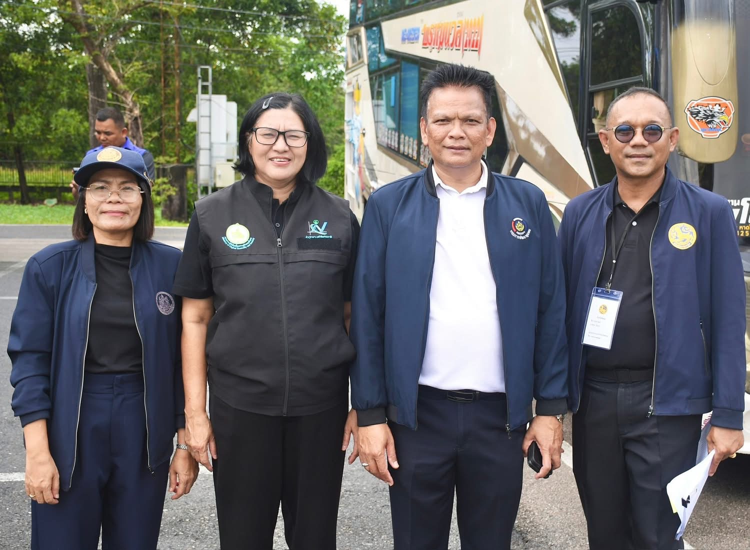 พช.พัทลุง ร่วมพิธีปล่อยขบวนรถบัส นำประชาชนเดินทางกราบถวายบังคมพระบรมศพ