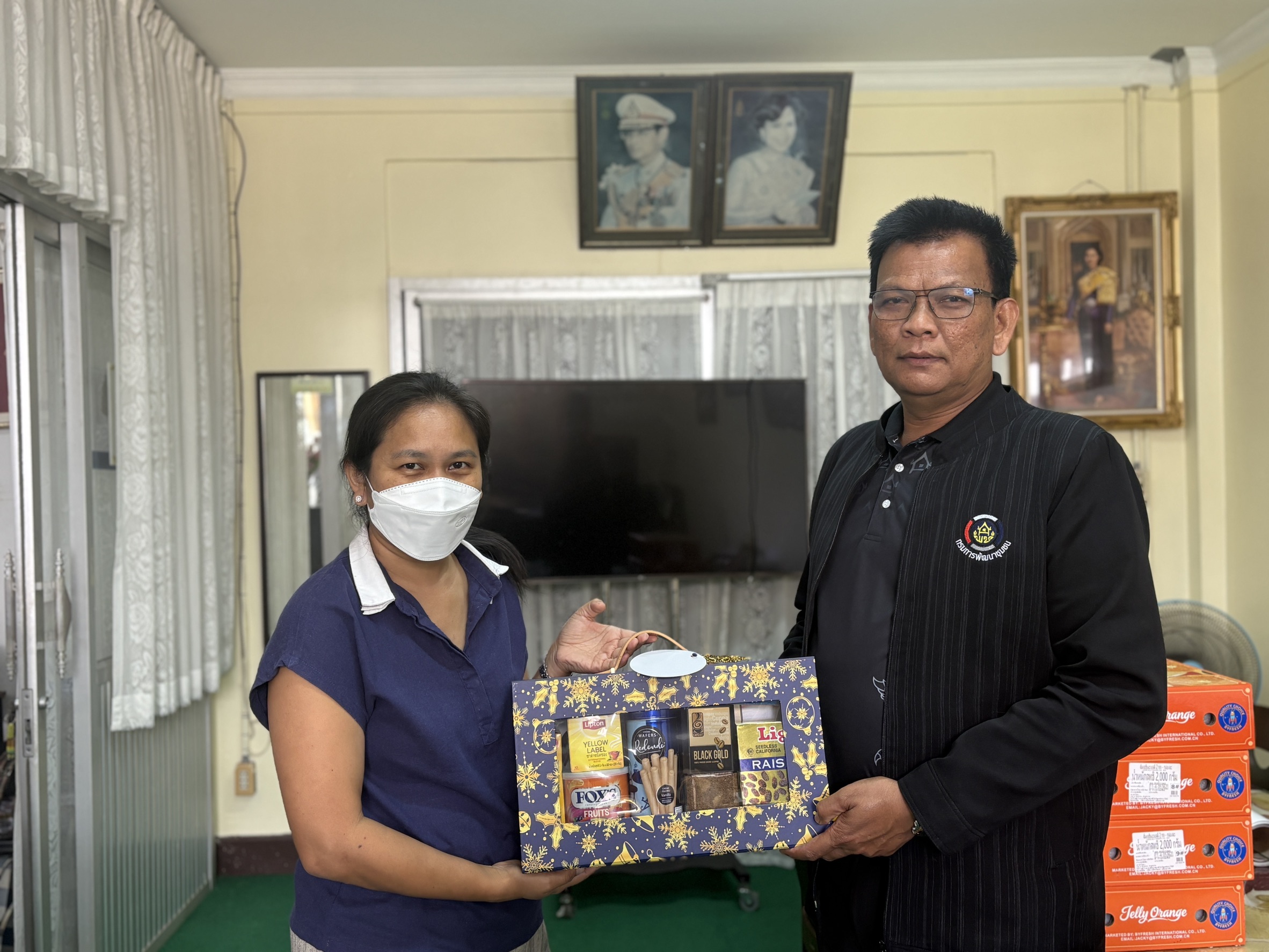 พช.พัทลุง รับมอบกระเช้าสวัสดีปีใหม่จากเครือข่ายพัฒนาชุมชนในพื้นที่จังหวัดพัทลุง