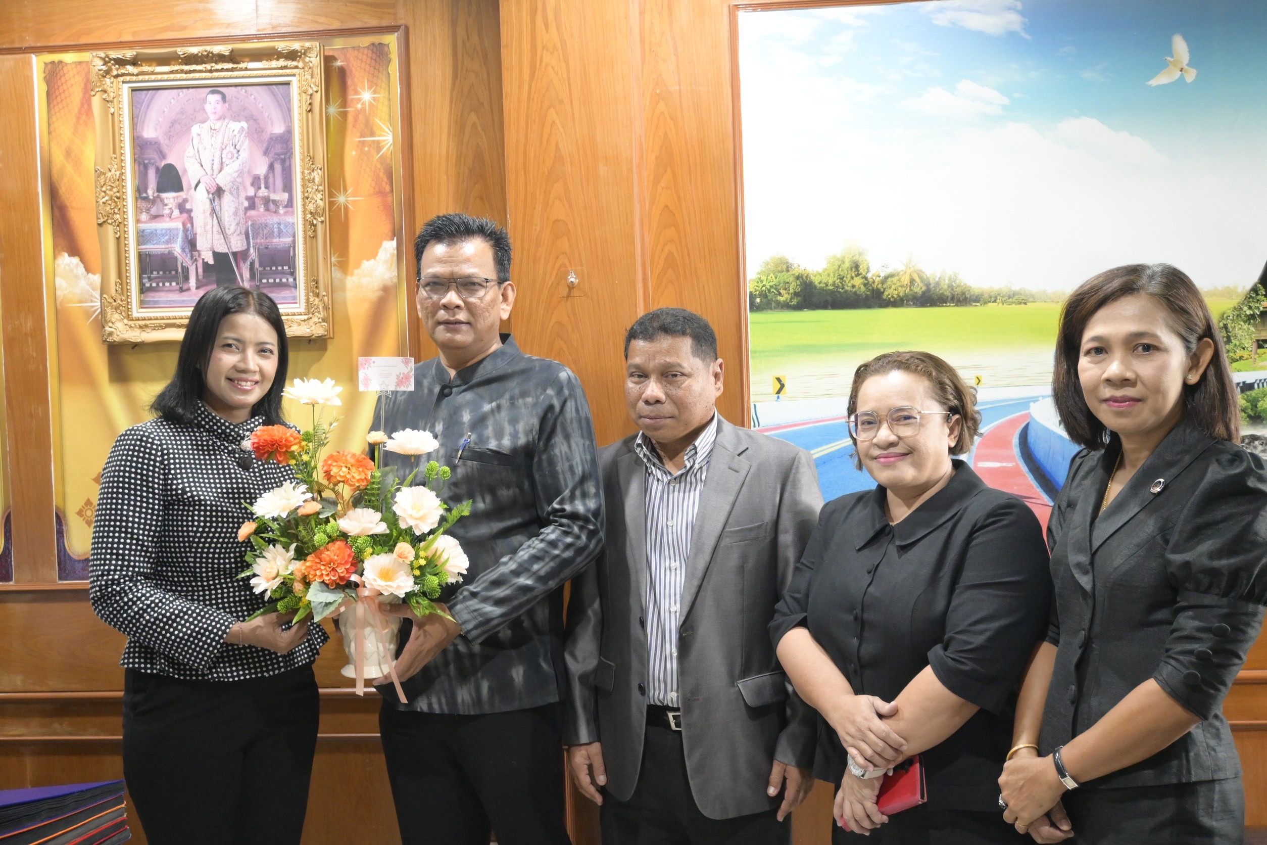 พช.พัทลุง มอบดอกไม้ร่วมแสดงความยินดีกับเกษตรจังหวัดพัทลุง