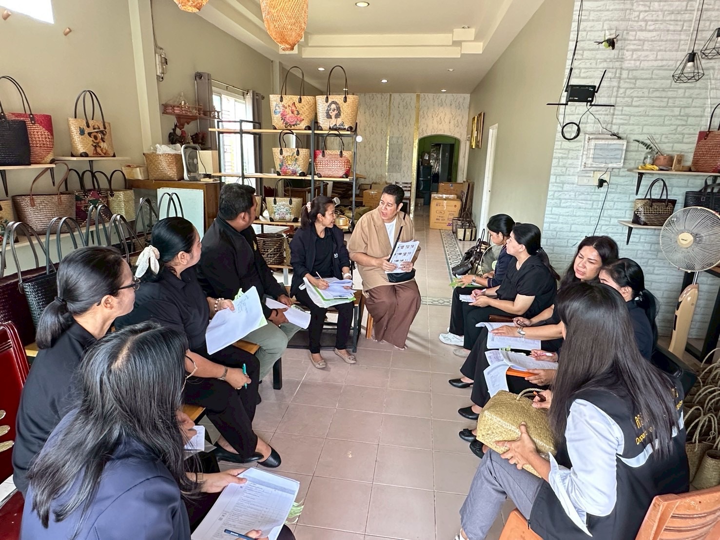พช.พัทลุง ร่วมลงพื้นที่ 4 กลุ่มเป้าหมาย ขับเคลื่อน "GI กระจูดพัทลุง" ยกระดับสินค้าชุมชน