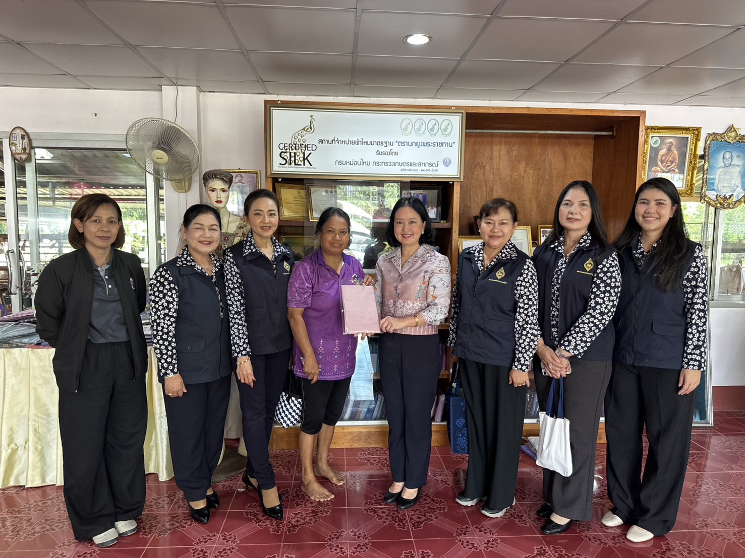 พช.พัทลุง ร่วมต้อบรับประธานแม่บ้านมหาดไทยพัทลุง ลงพื้นที่ป่าพะยอม ยกระดับ “ผ้าทอลานข่อย” สู่ดีไซน์ร่วมสมัย พร้อมปักหมุดแปลงหม่อนต้นแบบ