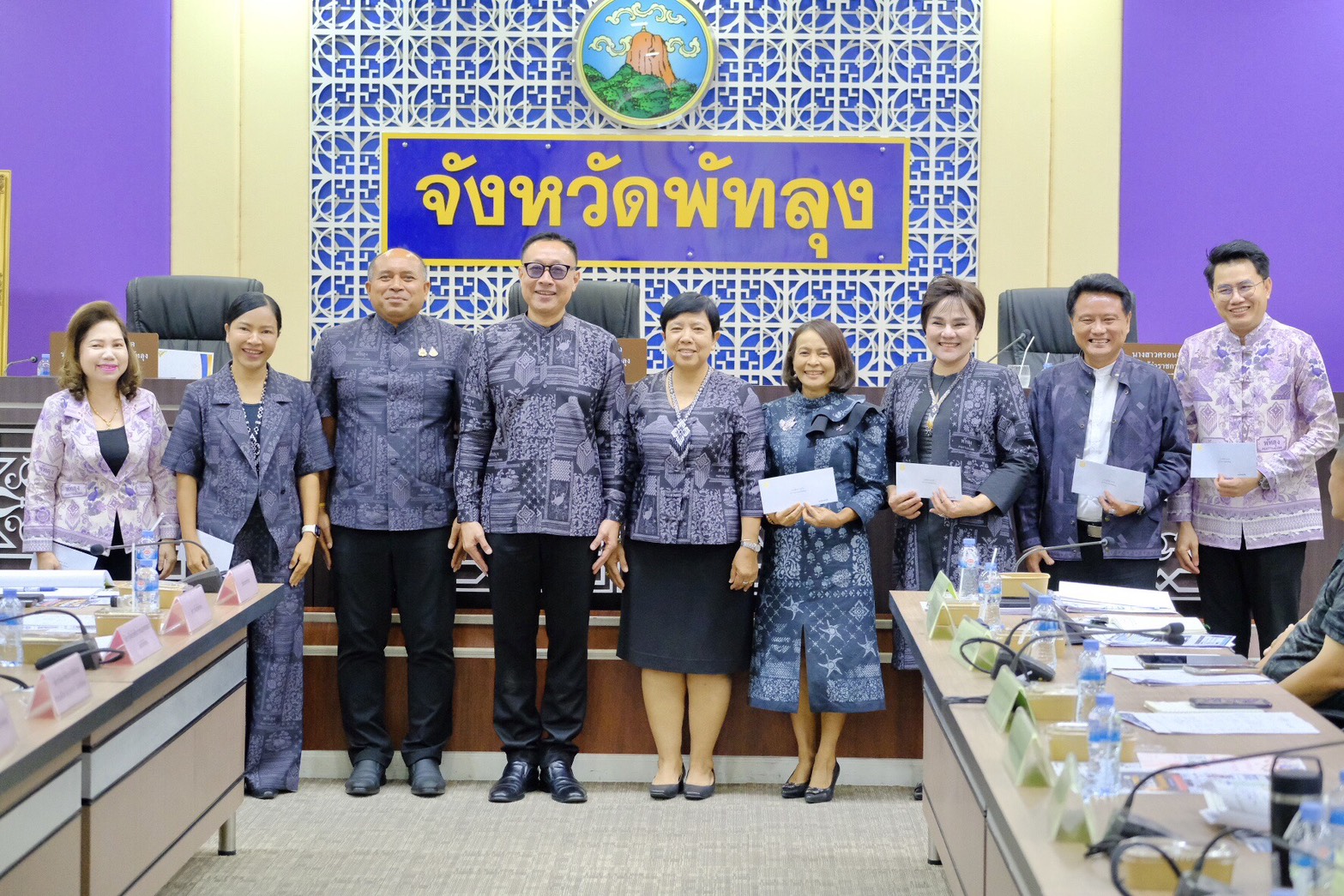 ผวจ.พัทลุง มอบรางวัลแต่งกายผ้าอัตลักษณ์ “ลายพัทลุงซินโดรม” ดีเด่น หนุนสวมใส่ผ้าไทยขับเคลื่อนเศรษฐกิจชุมชน